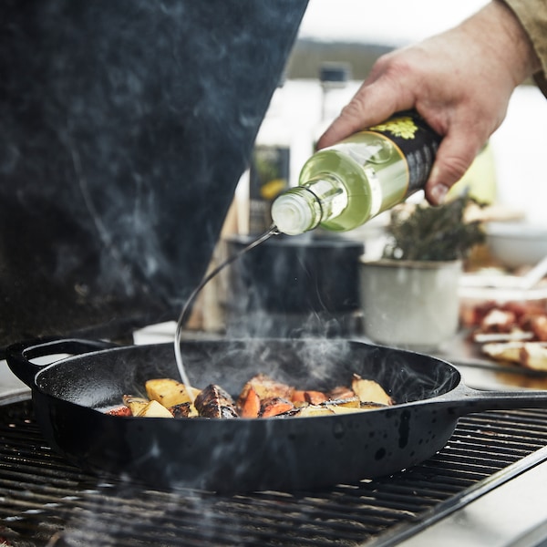 IKEA VARDAGEN frying pan, 11 in Cast Iron, Ikea Ireland | 7954ZYGTQ